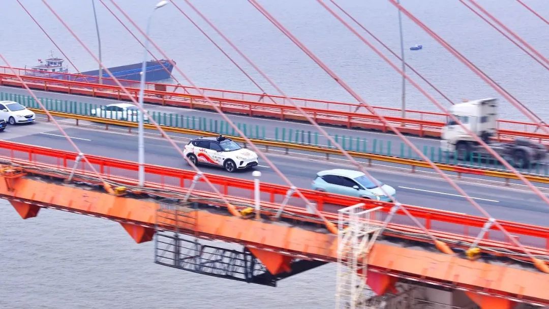 全国首个！无人驾驶车在武汉完成“万里长江第一跨”